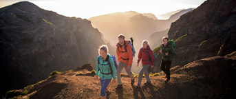 Des randonneurs dans la montagne Des randonneurs dans la montagne